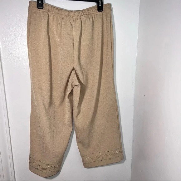 Alfred Dunner,12, beige sequent beaded elastic waist mother of pearl button crop - Picture 2 of 7